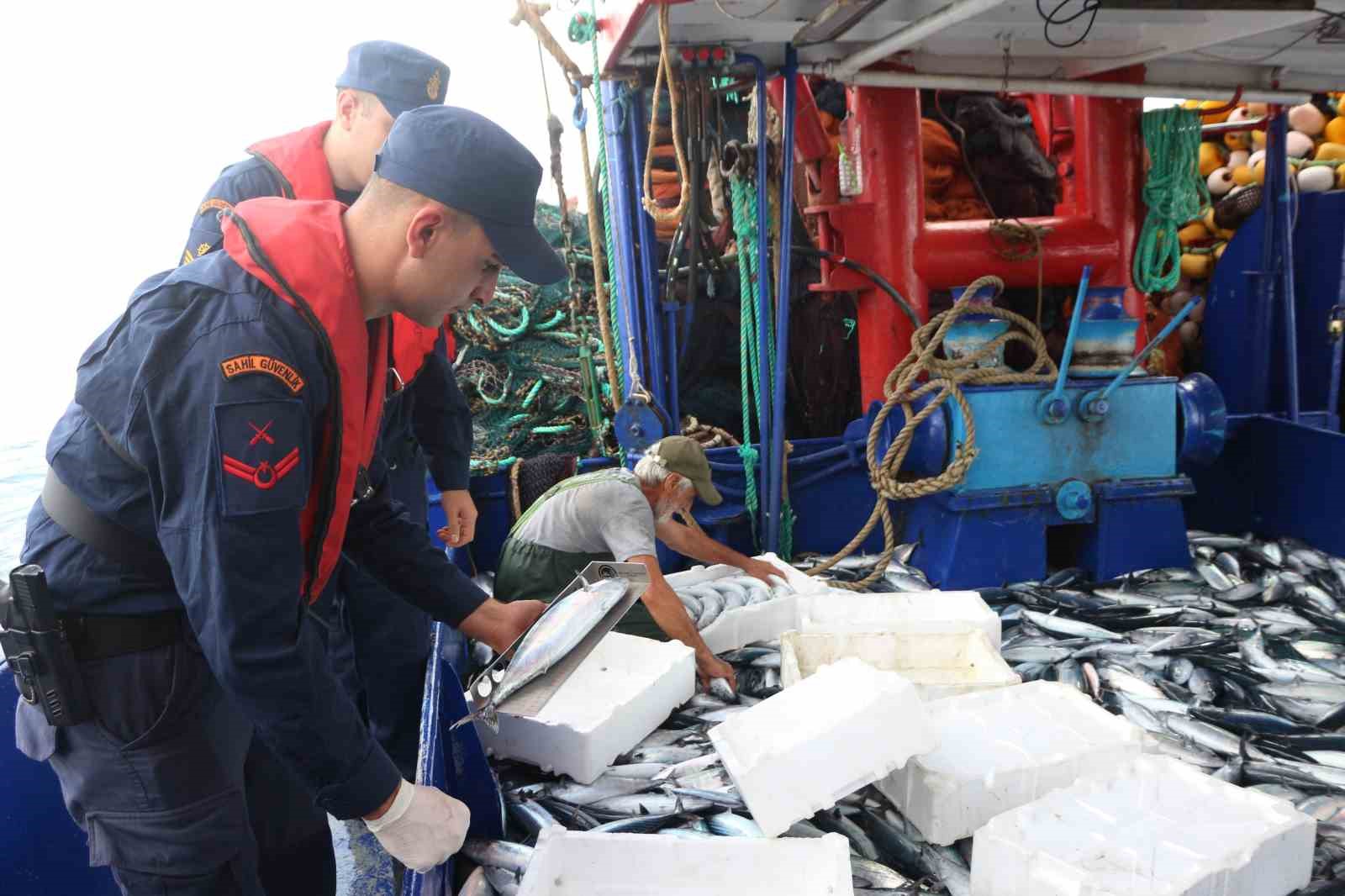 KARADENİZ'DE PALAMUT AVININ YOĞUNLAŞMASIYLA BİRLİKTE BALIKÇI TEKNELERİNİN HAREKETLİLİĞİ ARTARKEN, SAHİL GÜVENLİK DOĞU KARADENİZ GRUP KOMUTANLIĞI EKİPLERİ DENETİMLERİNİ KARADAN, HAVADAN VE DENİZDEN SÜRDÜRÜYOR.