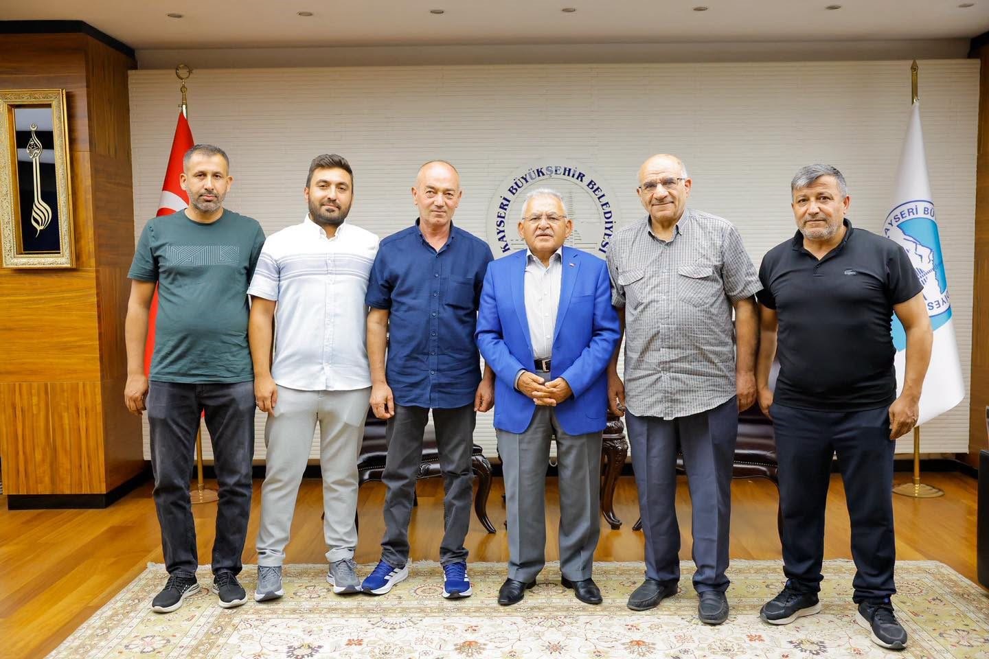 KAYSERİ BÜYÜKŞEHİR BELEDİYE BAŞKANI DR. MEMDUH BÜYÜKKILIÇ, AK PARTİ TEŞKİLATLARINDAN SİVİL TOPLUM KURULUŞLARINA VE FİNANS SEKTÖRÜNÜN TEMSİLCİLERİNE KADAR ŞEHRİN FARKLI KESİMLERİNDEN GELEN KONUKLARINI MAKAMINDA AĞIRLADI. BÜYÜKKILIÇ, KAYSERİ’NİN ORTAK AKIL VE İSTİŞARE KÜLTÜRÜYLE GELİŞMESİ İÇİN KENTTEKİ FARKLI PAYDAŞLARLA TEMASLARINI SÜRDÜRDÜ.