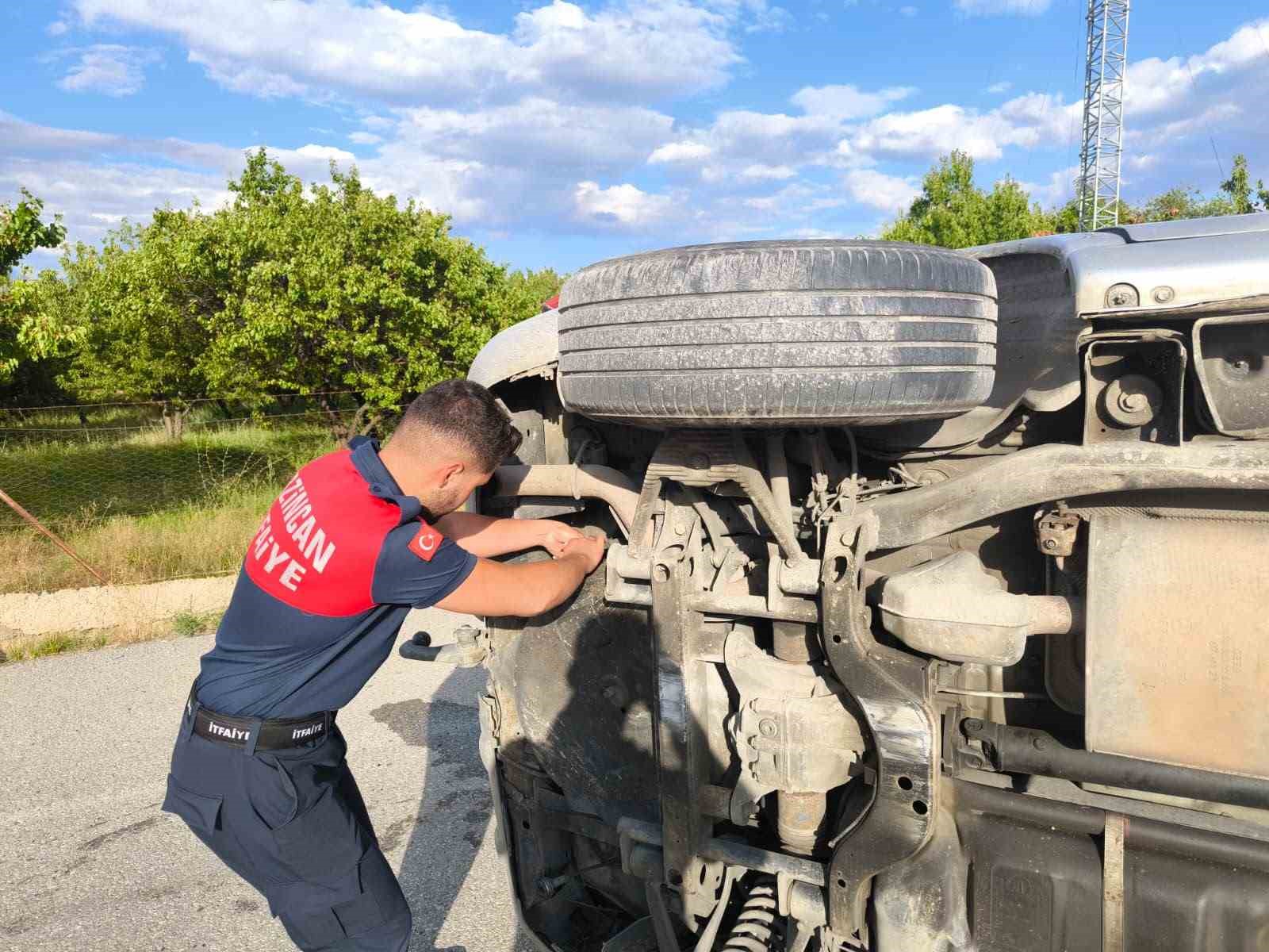 AYDINLATMA DİREĞİNE ÇARPAN OTOMOBİL YAN YATTI