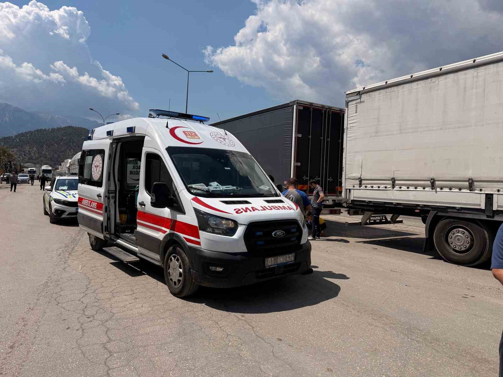 ADANA’NIN POZANTI İLÇESİNDE TIRIN ARKA STOP LAMBASINI TAMİR ETTİREN 62 YAŞINDAKİ ADAM, BAŞKA BİR TIRIN GERİ MANEVRA İLE ÇARPMASI SONUCU İKİ TIR ARASINDA SIKIŞARAK CAN VERDİ.