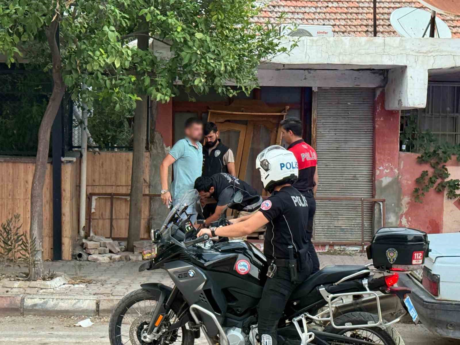 ADANA’NIN KOZAN İLÇESİNDE UYUŞTURUCU VE UYARICI MADDELERİN KULLANIMININ VE TİCARETİNİN ÖNLENMESİNE YÖNELİK GERÇEKLEŞTİRİLEN DENETİMLERDE 411 KİŞİ KONTROL EDİLİRKEN, SİLAHLI TERÖR ÖRGÜTÜNE ÜYE OLMAK SUÇUNDAN ARANAN 1 KİŞİ YAKALANDI.