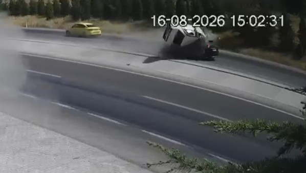 KONYA'DA SEYİR HALİNDEKİ BİR OTOMOBİL KAYARAK YOLDAN ÇIKARKEN, ARACIN KOPAN PARÇASI YOLA DOĞRU FIRLADI. BU SIRADA ARKADAN GELEN BİR OTOMOBİLİN KONTROLDEN ÇIKARAK REFÜJE ÇARPIP KARŞI ŞERİDE UÇARAK 2 OTOMOBİLLE ÇARIŞMASI SONUCU 2 KİŞİ HAYATINI KAYBETTİ. KAZA GÜVENLİK KAMERASINA YANSIDI.