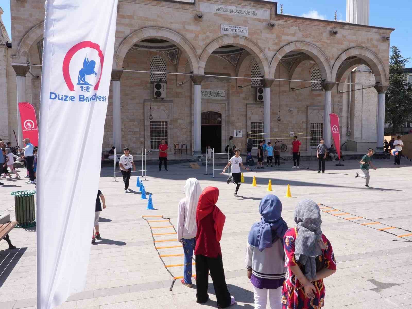 DÜZCE BELEDİYESİ TARAFINDAN YÜRÜTÜLEN “HAREKET CAMİDE” ORGANİZASYONU KAPSAMINDA ŞEHİR MERKEZİNDE HİZMET VEREN 12 YAZ OKULU VE CAMİDE KURS ÖĞRENCİLERİ İÇİN SPOR ETKİNLİKLERİ DÜZENLENDİ. 5 HAFTA BOYUNCA SÜREN ETKİNLİKLER KAPSAMINDA 2 BİN 120 GENCE ULAŞILDI.