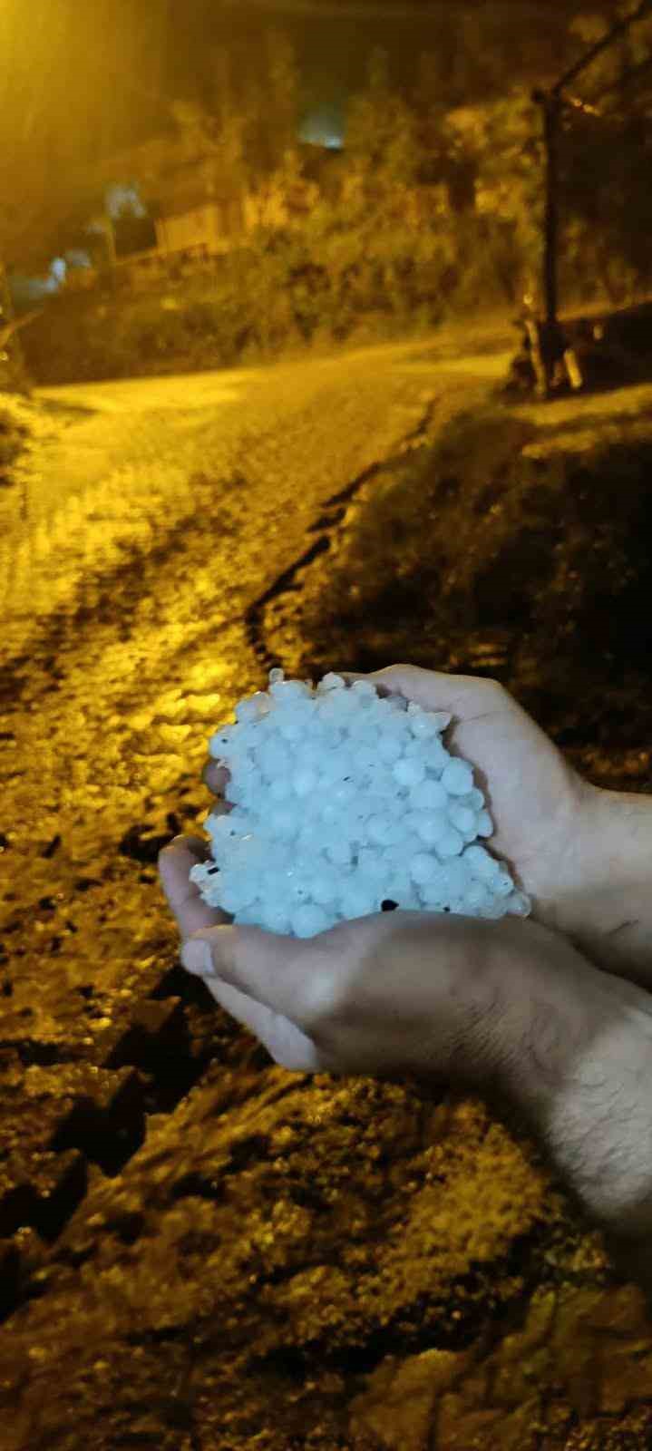 HATAY'DA AKŞAM SAATLERİNDE ETKİLİ OLAN CEVİZ BÜYÜKLÜĞÜNDEKİ DOLU YAĞIŞI, BAZI ARAÇLARDA MADDİ HASARA NEDEN OLDU. KISA SÜREDE ÇEVREYİ BEYAZA BÜRÜYEN DOLU YAĞIŞI CEP TELEFONU KAMERALARINA YANSIRKEN, YAĞIŞLI HAVANIN GECE BOYUNCA ETKİLİ OLMASI BEKLENİYOR.
