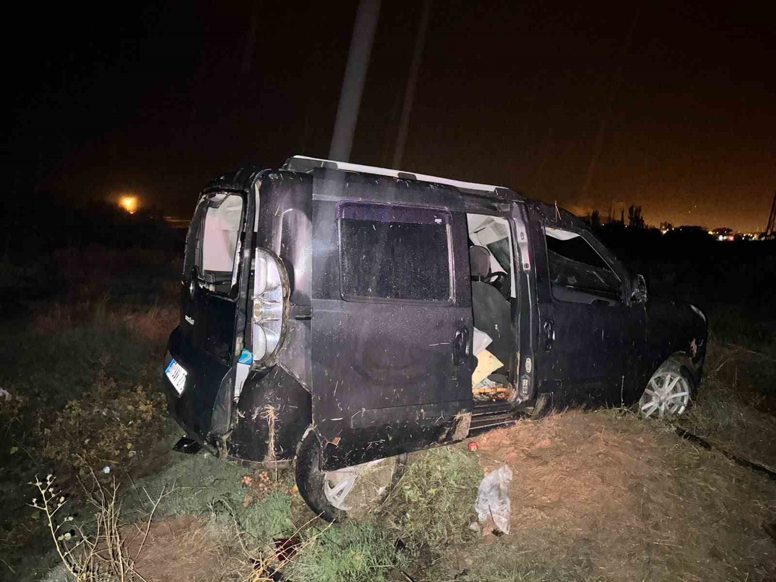 KIRIKKALE'DE YAĞIŞLI HAVADA KONTROLDEN ÇIKARAK TAKLA ATAN HAFİF TİCARİ ARACIN HURDAYA DÖNDÜĞÜ KAZADA 1 KİŞİ HAYATINI KAYBETTİ, 4 KİŞİ YARALANDI.