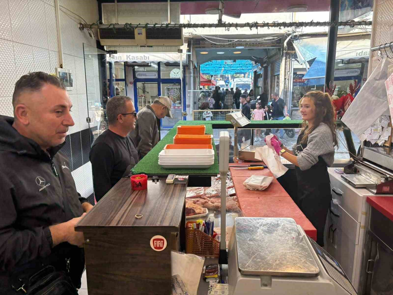 KASAP USTASI ELA PINAR MÜŞTERİLERDEN TAM NOT ALIYOR