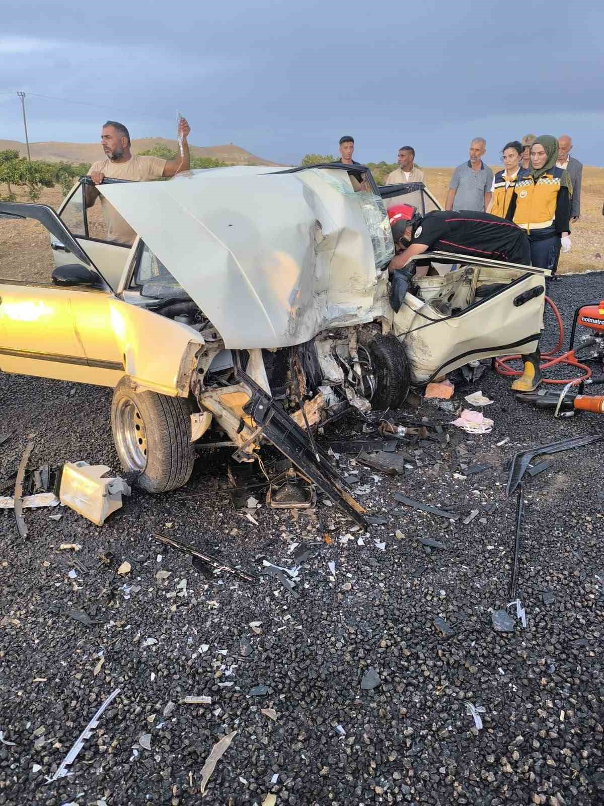 HALİL K.’NİN KULLANDIĞI OTOMOBİL İLE ORHAN ÇİFTÇİ’NİN (42) KULLANDIĞI OTOMOBİL ÇARPIŞTI. KAZADA HURDAYA DÖNEN FİAT TOFAŞ MARKA OTOMOBİLİN SÜRÜCÜSÜ ORHAN ÇİFTÇİ HAYATINI KAYBEDERKEN, 7 KİŞİ YARALANDI.