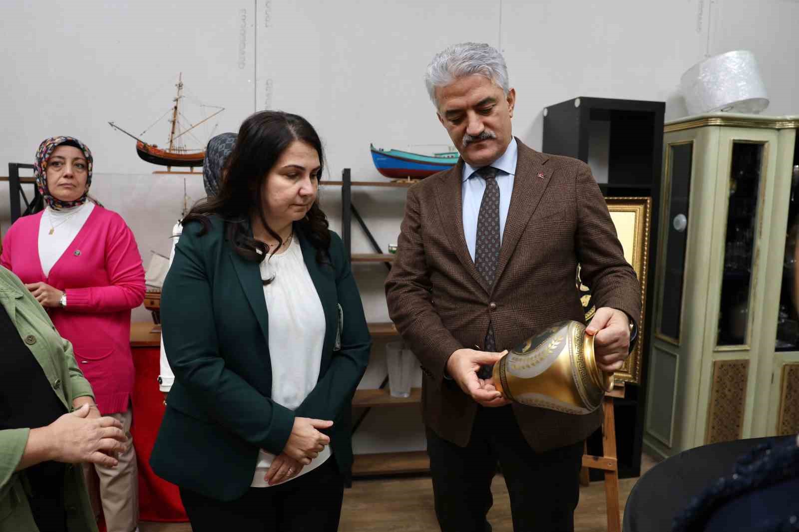 DÜZCE VALİSİ MEHMET MAKAS, EŞİ ELİF MAKAS İLE BİRLİKTE DÜZCE KADIN EMEĞİ MERKEZİ BÜNYESİNDE FAALİYET GÖSTEREN İŞLETMELERİ ZİYARET EDEREK ÜRETİCİ KADINLARLA BİR ARAYA GELDİ.