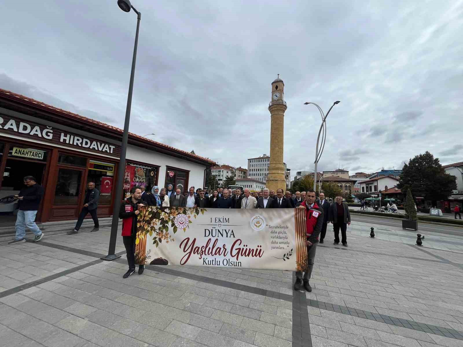 ÇORUMDA VATANDAŞLAR İLE PROTOKOL ÜYELERİ YAŞLILAR GÜNÜNÜ KORTEJLE GERÇEKLEŞTİRDİ