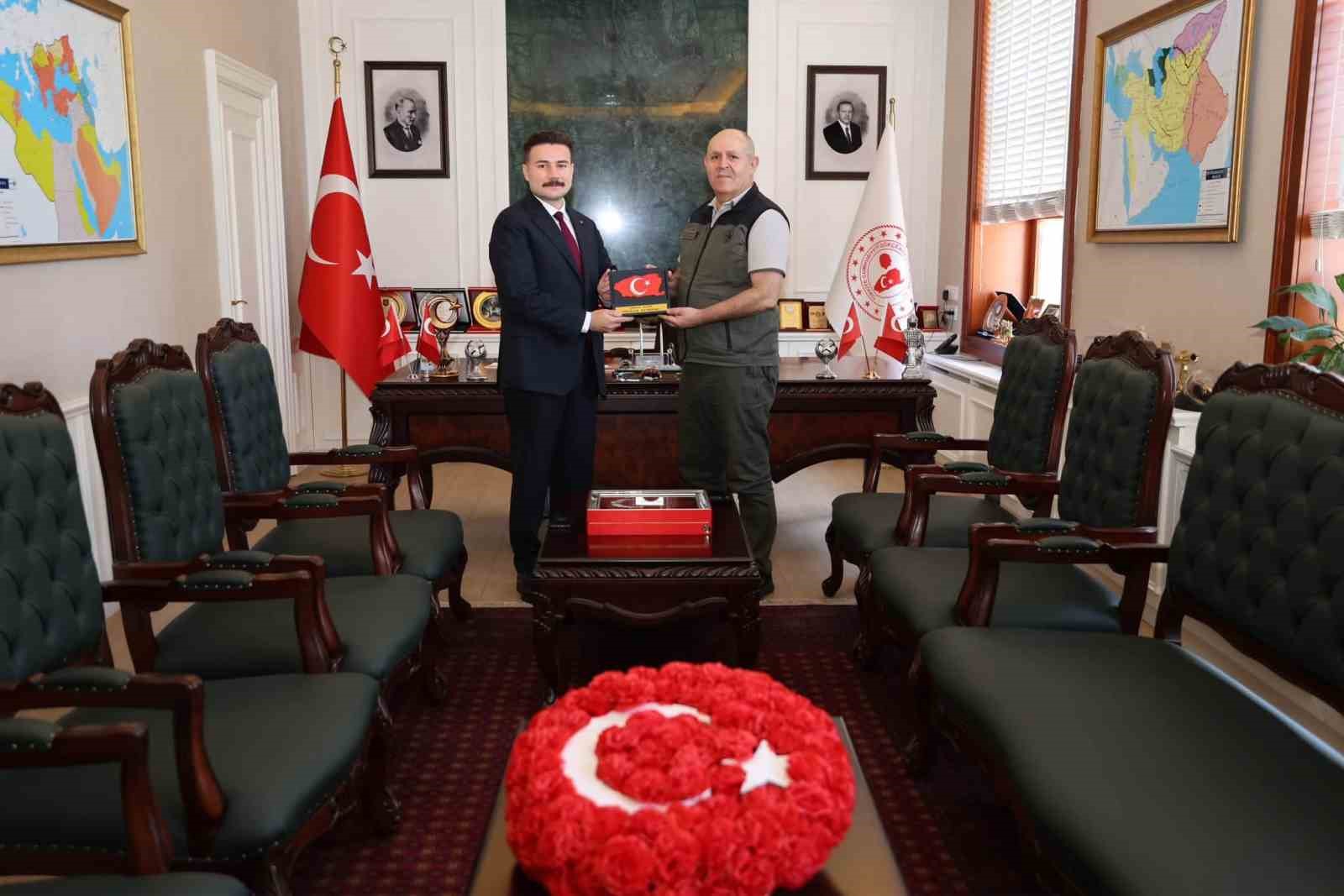ÇANAKKALE'NİN GÖKÇEADA İLÇESİNDE ZENGİN ORMAN VARLIĞININ KORUNMASI, ORMAN YANGINLARIYLA MÜCADELE KAPSAMINDA YÜRÜTÜLEN ÇALIŞMALAR VE KURUMLAR ARASI KOORDİNASYON KONULARI MASAYA YATIRILDI