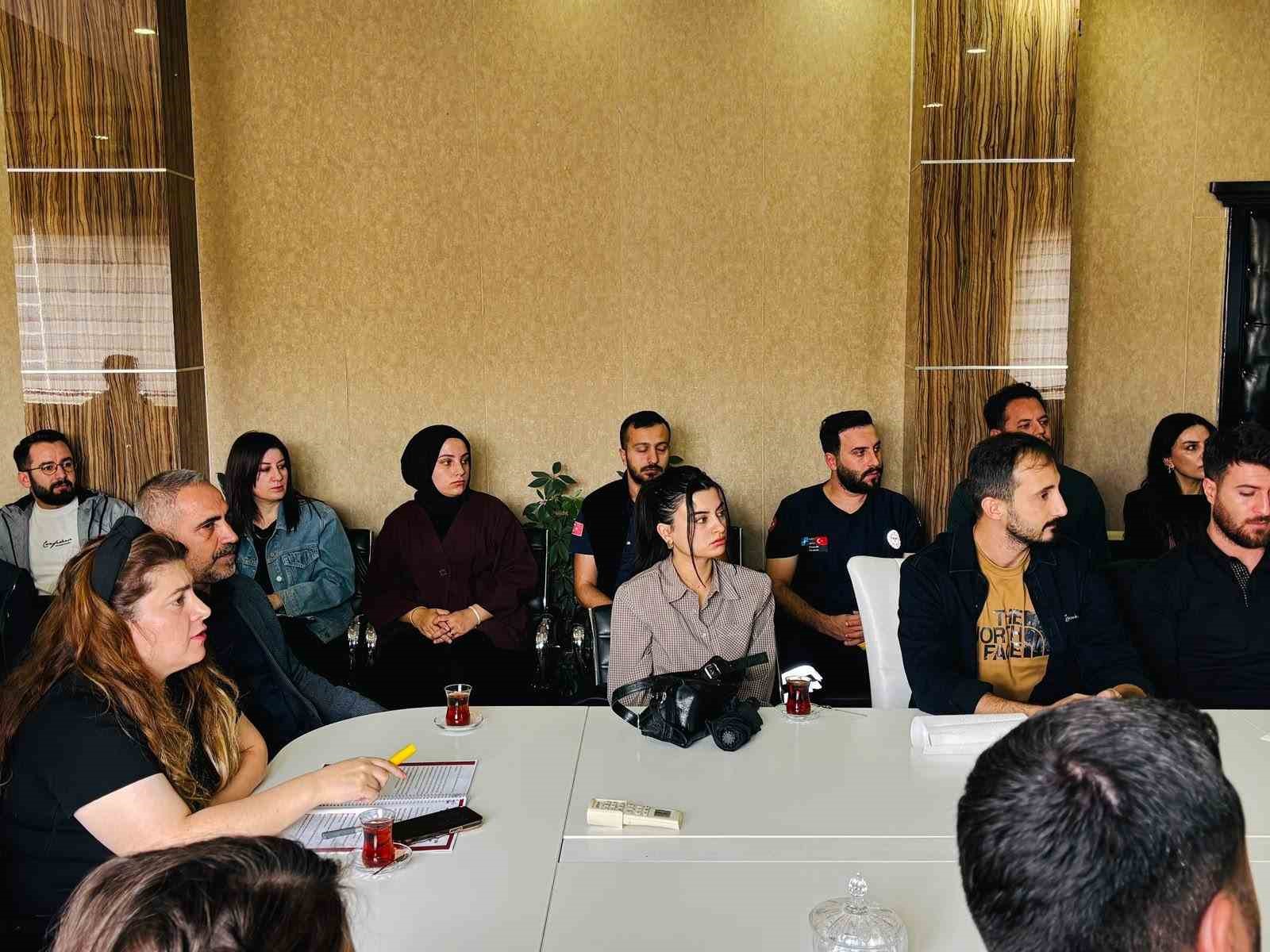 ŞIRNAK İL SAĞLIK MÜDÜRLÜĞÜNDE, SAĞLIK HİZMETLERİ BAŞKAN YARDIMCISI LEYLA ACAR BAŞKANLIĞINDA İL GENELİNDEKİ ACİL SAĞLIK HİZMETLERİNİN DURUMUNU VE SAHADAKİ SÜREÇLERİ DEĞERLENDİRMEK AMACIYLA GENİŞ KATILIMLI BİR TOPLANTI GERÇEKLEŞTİRİLDİ.