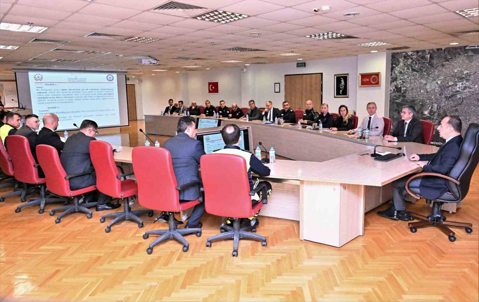 ESKİŞEHİR'DE 2026-2027 EĞİTİM-ÖĞRETİM DÖNEMİNDE OKULLARDA ALINACAK GÜVENLİK TEDBİRLERİ DEĞERLENDİRİLDİ.
