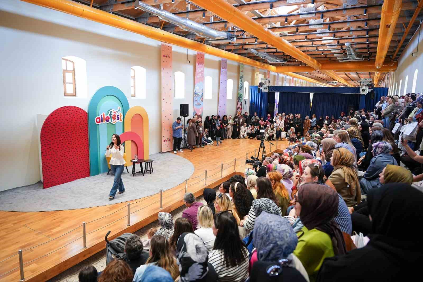 RAMİ KÜTÜPHANESİ’NDE DÜZENLENEN AİLEFEST, 825 BİN ZİYARETÇİYİ AĞIRLAYARAK SONA ERDİ. FESTİVAL BOYUNCA ÇOCUKLARDAN GENÇLERE, ANNE-BABALARDAN BÜYÜKANNE VE BÜYÜKBABALARA KADAR HER YAŞTAN ZİYARETÇİ; KÜLTÜR, SANAT, EĞİTİM VE EĞLENCE DOLU ETKİNLİKLERDE BİR ARAYA GELDİ.