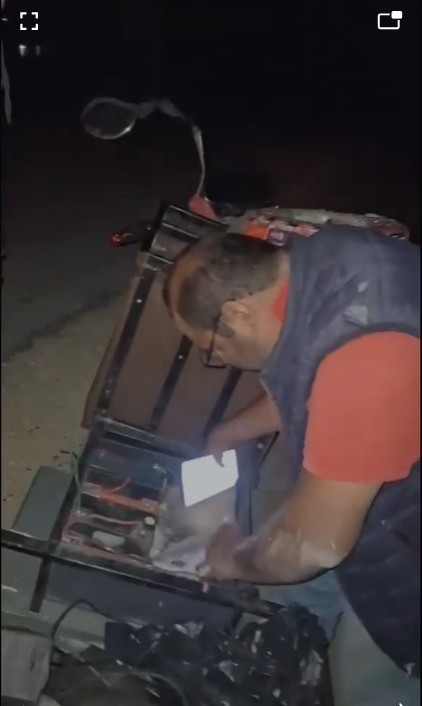 ESKİŞEHİR’DE ÜÇ TEKERLEKLİ ENGELLİ ARACI DEVRİLEN YÜRÜME VE KONUŞMA ENGELLİ VATANDAŞIN YARDIMINA ÇEVREDEKİ VATANDAŞLAR KOŞTU.