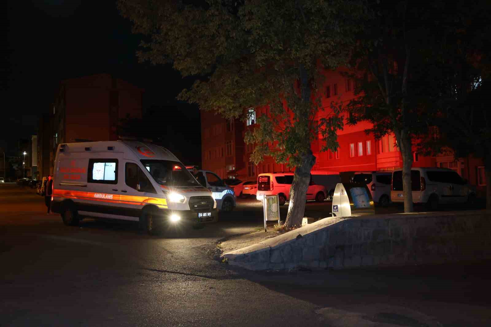 NEVŞEHİR’DE AİLE İÇERİSİNDE ÇIKAN KAVGADA KIRILAN CAMLAR NEDENİYLE YARALANAN 2 KİŞİ HASTANEYE KALDIRILIRKEN, YARALILARDAN MURAT B.’NİN AMBULANSA BİNDİRİLDİĞİ SIRADA SAĞLIK GÖREVLİSİNE, "ABLA BEN ÖLÜYOM MU, ALLAH’INI SEVERSEN ÖLÜYON DE" ŞEKLİNDEKİ SÖZLERİ DİKKAT ÇEKTİ.