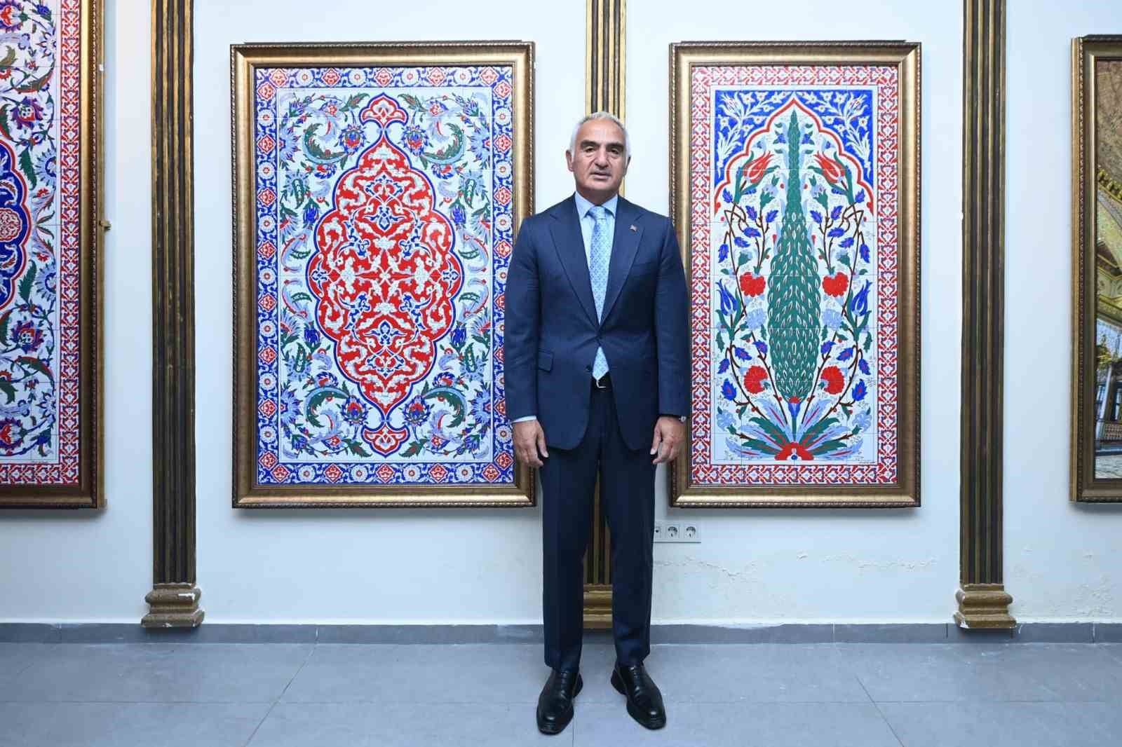 BAKAN ERSOY, KÜTAHYA'DAKİ TEMASLARI KAPSAMINDA VALİLİĞİ VE GÜLSÜM GÜRAL ÇİNİ MÜZESİNİ DE ZİYARET ETTİ