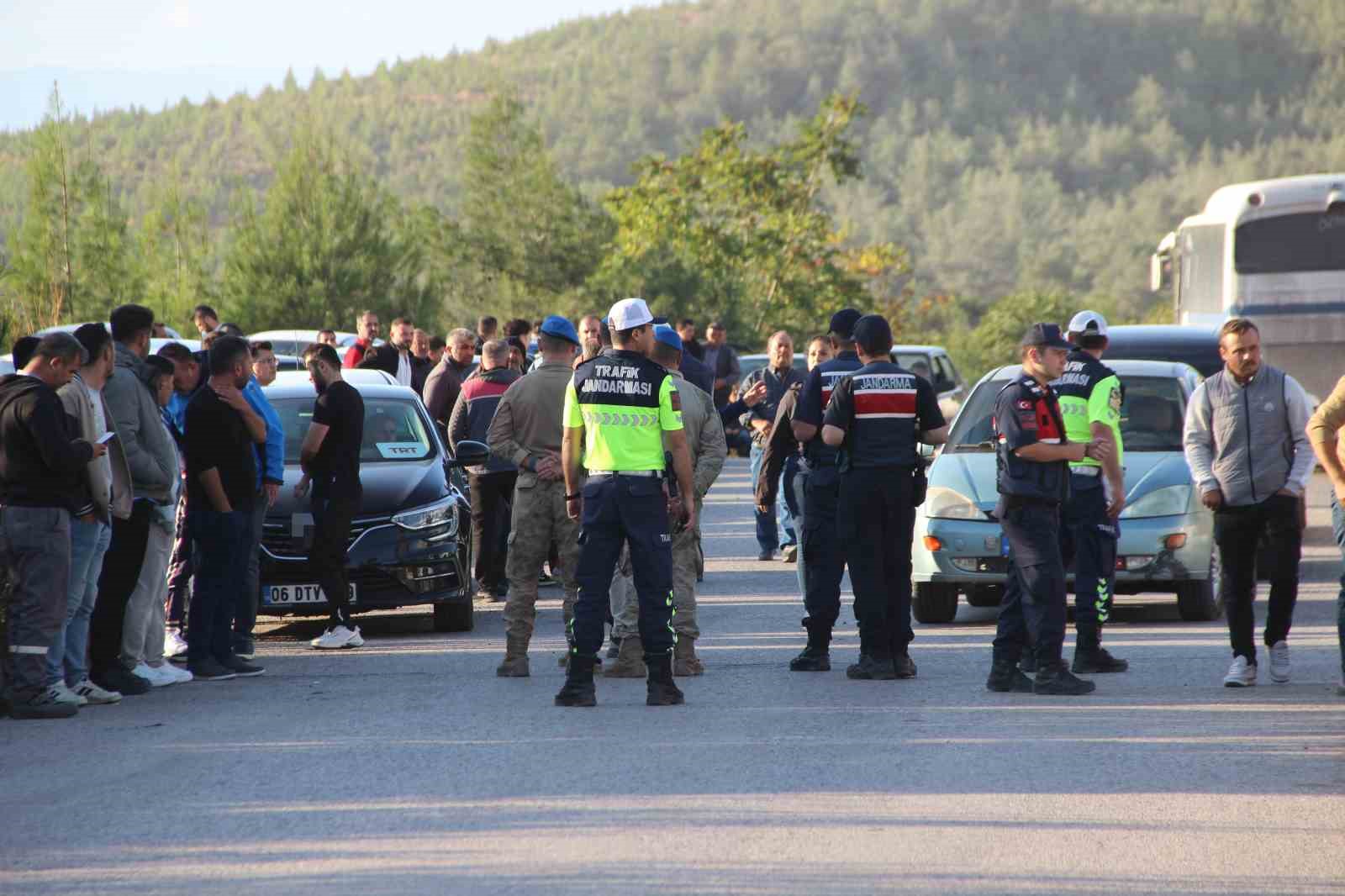 MANİSA'NIN SOMA İLÇESİNDE BİR MADEN İŞLETMESİNDE MEYDANA GELEN GÖÇÜKTE MAHSUR KALAN 5 İŞÇİDEN HALİT ERSAY'IN CANSIZ BEDENİNE ULAŞILDI. GÖÇÜKTEN DAHA ÖNCE 2 İŞÇİ SAĞ OLARAK KURTARILIRKEN, İÇERİDEKİ 4 İŞÇİYE ULAŞMAK İÇİN ARAMA KURTARMA ÇALIŞMALARI ARALIKSIZ SÜRÜYOR.