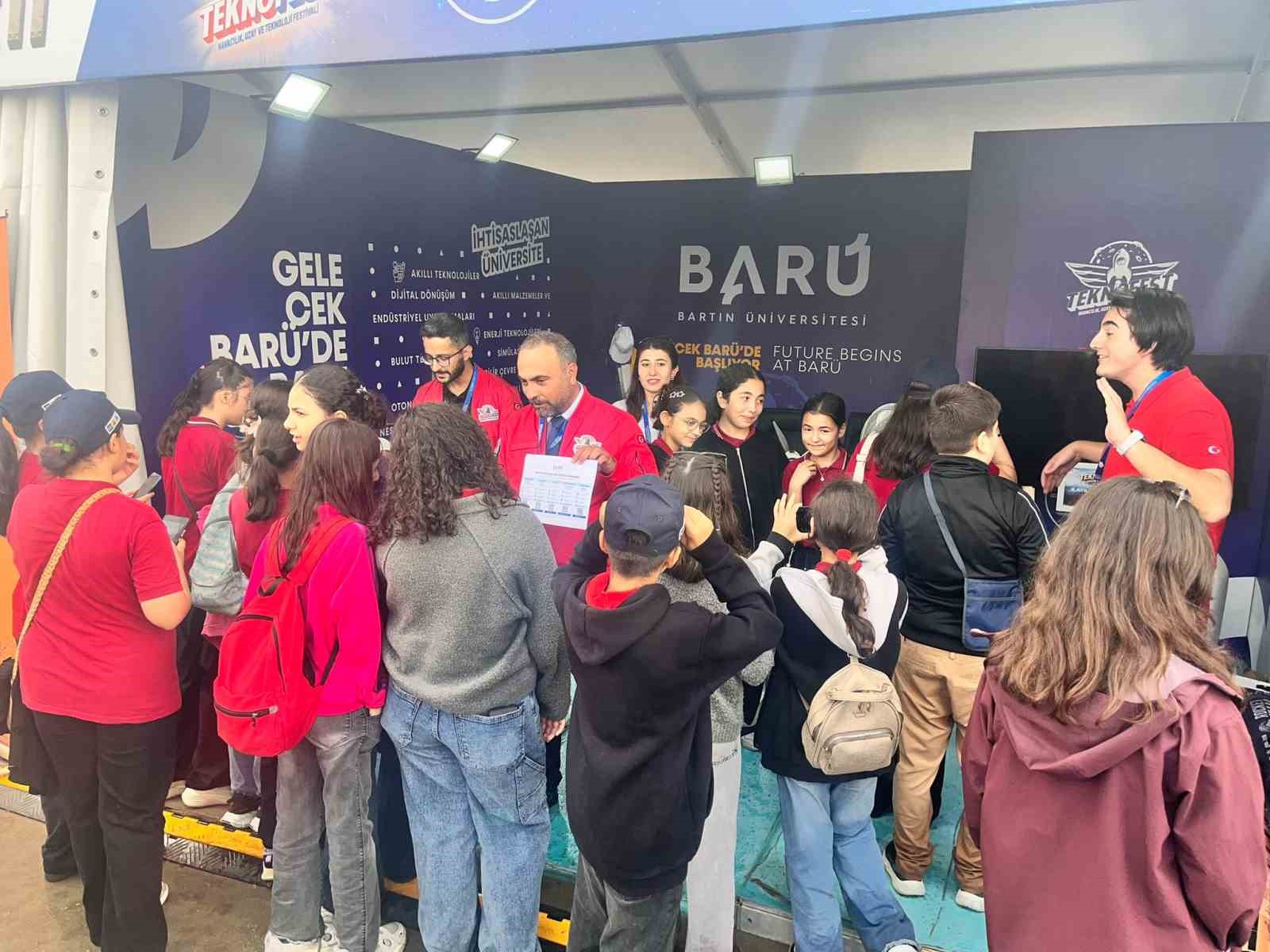 BARTIN ÜNİVERSİTESİ (BARÜ), BU YIL ŞANLIURFA'DA DÜZENLENEN TEKNOFEST 2026’DA BİLİM VE TEKNOLOJİ ALANINDAKİ ÇALIŞMALARINI TANITIRKEN ÖĞRENCİLERİNİN GELİŞTİRDİĞİ PROJELERİ DE ZİYARETÇİLERLE BULUŞTURUYOR.