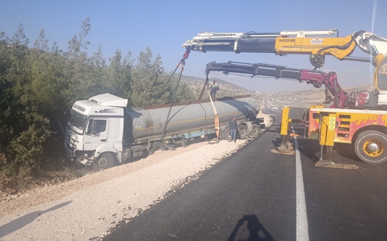GELİN KONVOYUNA ÇARPMAMAK İÇİN MANEVRA YAPAN TANKER YOLDAN ÇIKTI