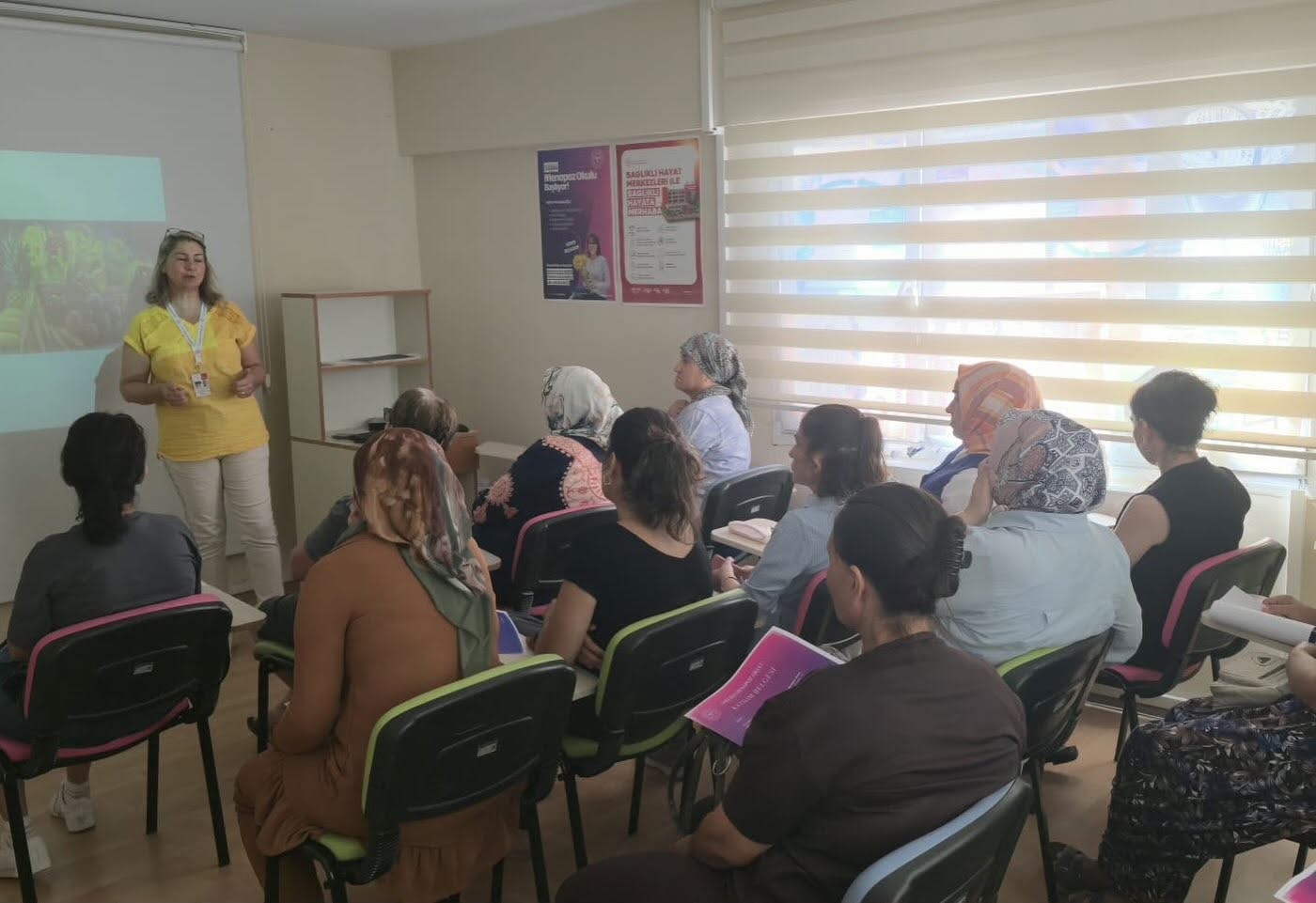 AYDIN'IN SÖKE İLÇESİNDE DÜZENLENEN “SAĞLIKLI MENOPOZ OKULU” EĞİTİMİNDE KADINLARA MENOPOZ DÖNEMİNDE SAĞLIĞIN KORUNMASI, DENGELİ BESLENME, FİZİKSEL AKTİVİTE VE SAĞLIKLI YAŞAM KONUSUNDA BİLGİLER VERİLDİ.