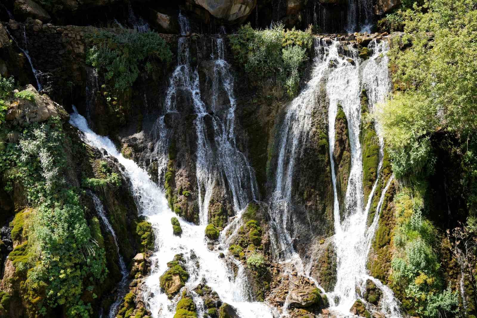 ŞİRAN İLÇESİNE BAĞLI SEYDİBABA KÖYÜ SINIRLARINDA YER ALAN TOMARA ŞELALESİ, YAZ AYLARINDA BÖLGENİN ÖNEMLİ DOĞA TURİZMİ NOKTALARINDAN BİRİ OLMAYI SÜRDÜRÜYOR.
