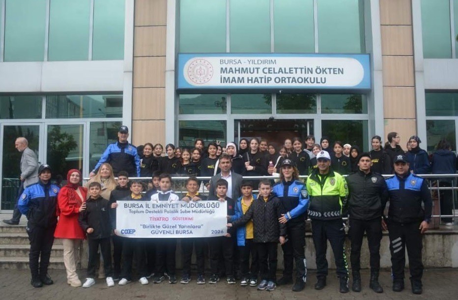 BURSA'DA İL EMNİYET MÜDÜRLÜĞÜ TARAFINDAN YÜRÜTÜLEN PROJE KAPSAMINDA 250 ÖĞRENCİ, TİYATRO ETKİNLİĞİNDE BİR ARAYA GELDİ.