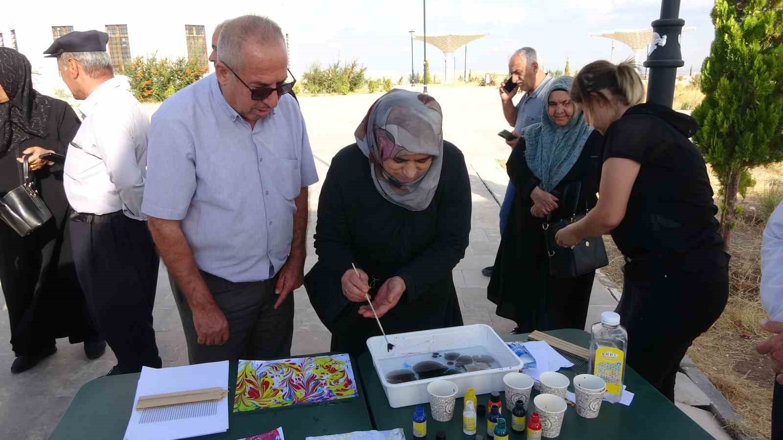 ADIYAMAN'DA 1 EKİM DÜNYA YAŞLILAR GÜNÜ DOLAYISIYLA AİLE VE SOSYAL HİZMETLER ADIYAMAN İL MÜDÜRLÜĞÜ TARAFINDAN YAŞLI VATANDAŞLARA YÖNELİK PROGRAM DÜZENLENDİ.