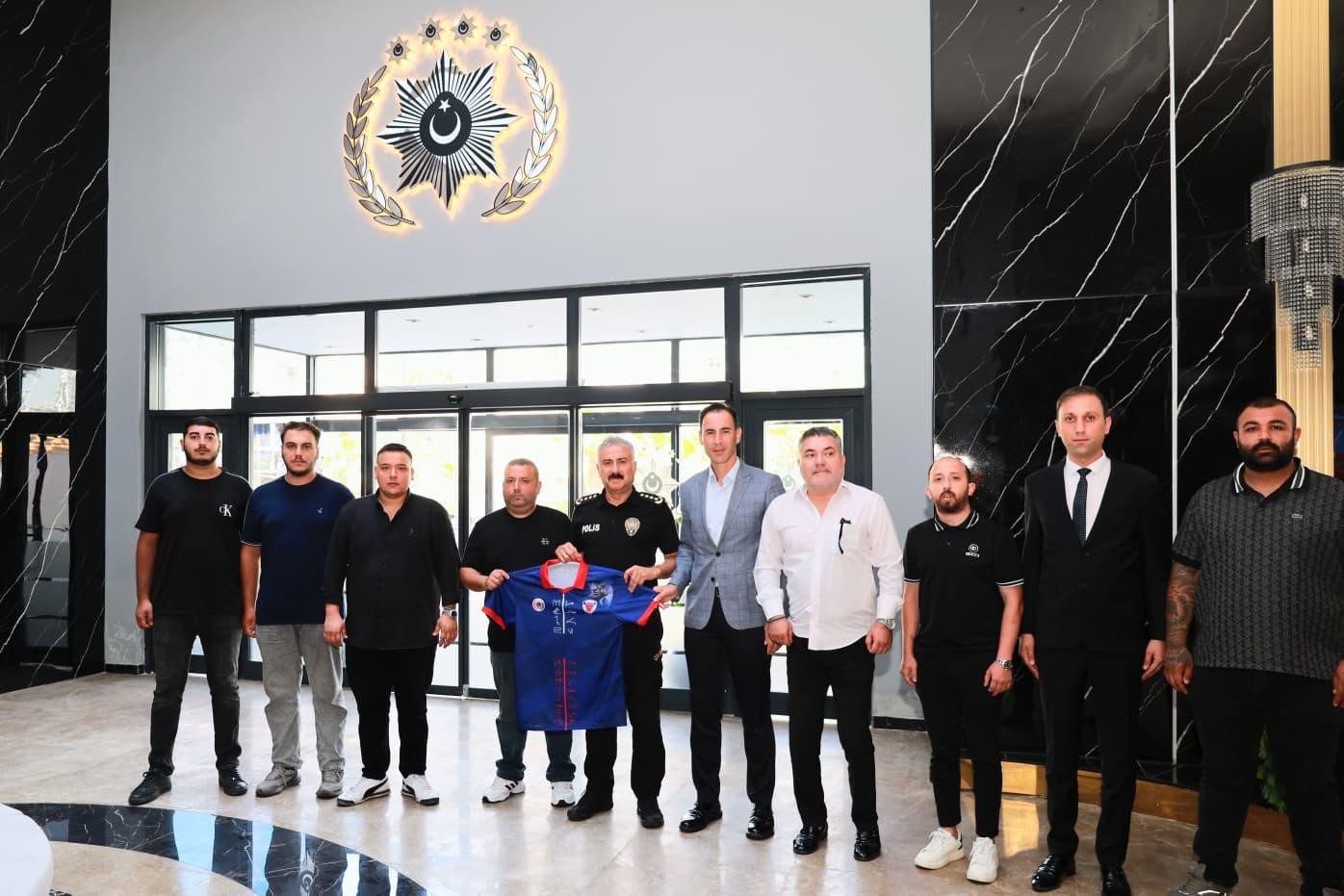 MERSİN İL EMNİYET MÜDÜRÜ FAHRİ AKTAŞ’IN BAŞKANLIĞINDA, GENÇLİK VE SPOR İL MÜDÜRÜ GÖKSUN ÖZ’ÜN KATILIMIYLA YENİ MERSİN İDMANYURDU TARAFTAR TEMSİLCİLERİYLE TOPLANTI GERÇEKLEŞTİRİLDİ.