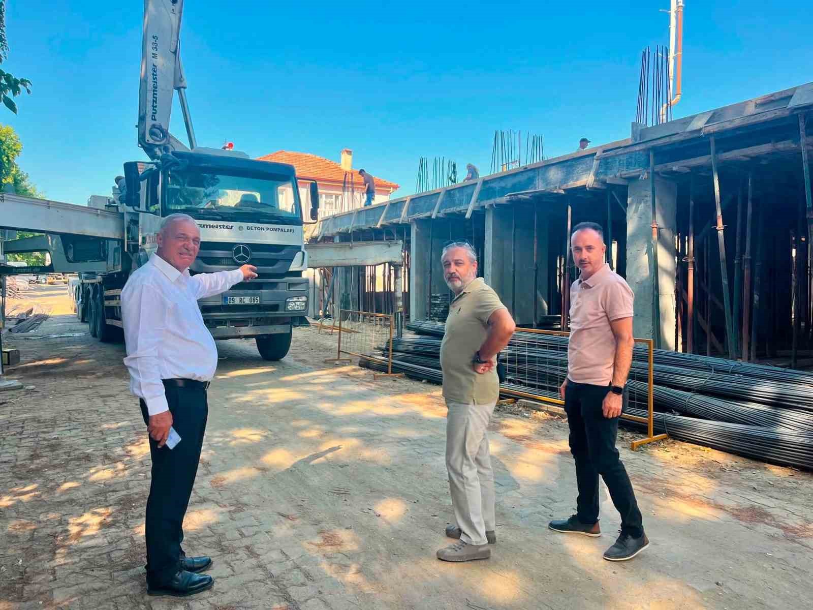 AYDIN’IN SULTANHİSAR İLÇESİNDE BELEDİYE TARAFINDAN ATÇA 154 SOKAK’TA HAYATA GEÇİRİLEN KONUT VE İŞ YERİ PROJESİNDE İNŞAAT ÇALIŞMALARI ARALIKSIZ DEVAM EDİYOR. KAT KARŞILIĞI İHALE MODELİYLE GERÇEKLEŞTİRİLEN PROJE KAPSAMINDA 12 DAİRE VE 2 İŞ YERİNİN İLÇEYE KAZANDIRILMASI PLANLANIYOR.
