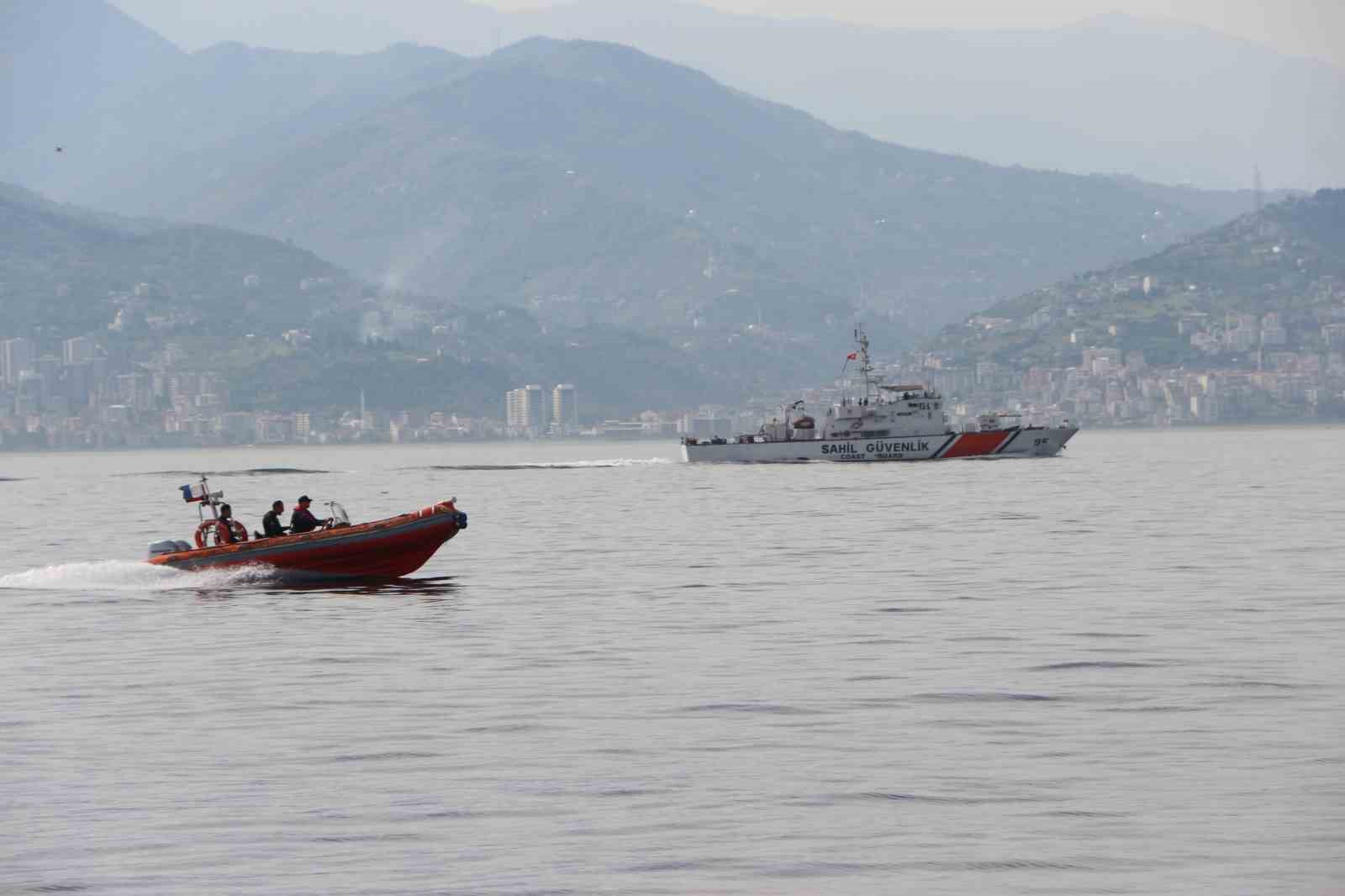 KARADENİZ'DE PALAMUT AVININ YOĞUNLAŞMASIYLA BİRLİKTE BALIKÇI TEKNELERİNİN HAREKETLİLİĞİ ARTARKEN, SAHİL GÜVENLİK DOĞU KARADENİZ GRUP KOMUTANLIĞI EKİPLERİ DENETİMLERİNİ KARADAN, HAVADAN VE DENİZDEN SÜRDÜRÜYOR.