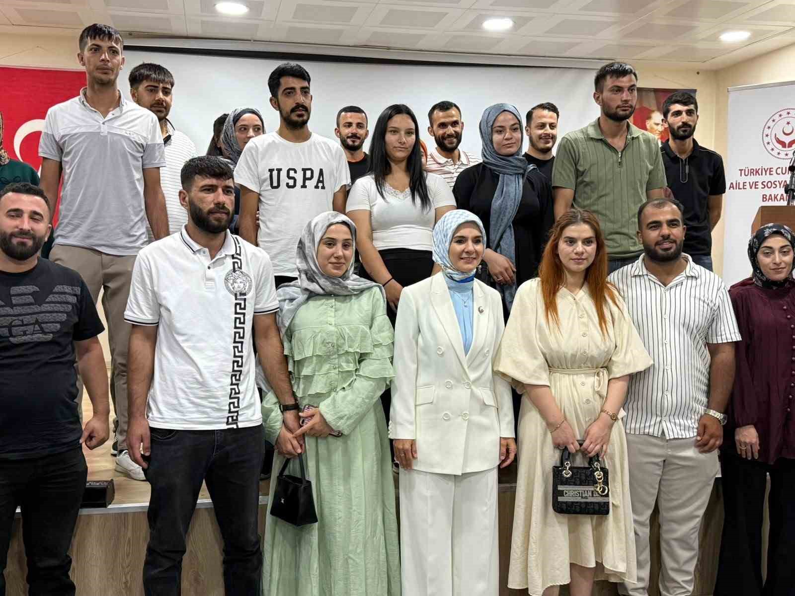 AİLE VE SOSYAL HİZMETLER BAKANI MAHİNUR ÖZDEMİR GÖKTAŞ, "AİLE VE GENÇLİK FONU"NDAN İSTİFADE EDENLER İÇİN ÜLKE GENELİNDE 2 BİN 46 FİRMAYLA DA ÇEYİZ İNDİRİMİ ANLAŞMASI YAPTIKLARINI BELİRTEREK, "BU KREDİDEN İSTİFADE EDEN GENÇLERE İŞKUR'DA ÖNCELİK TANIYORUZ" DEDİ.