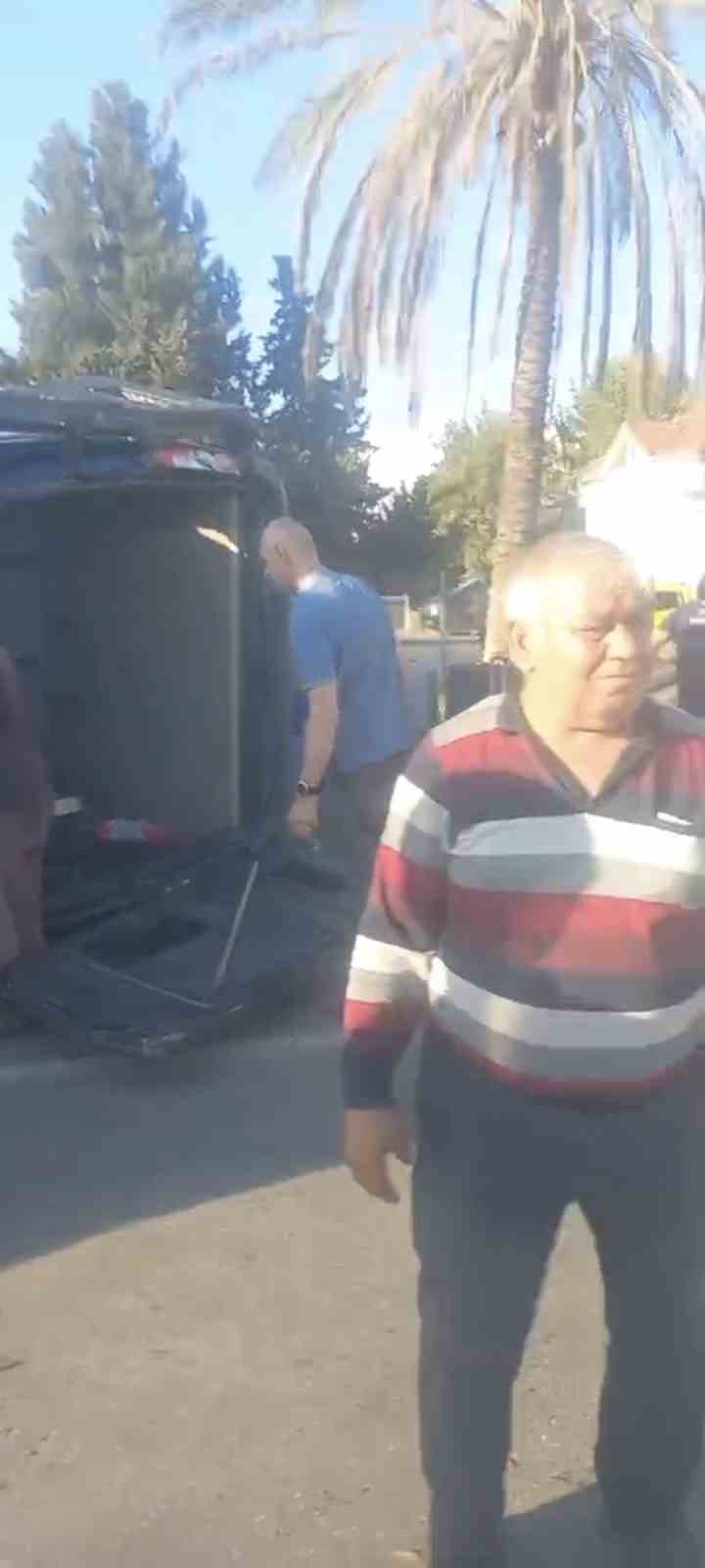 ANTALYA'NIN MANAVGAT İLÇESİNDE TUR MİNİBÜSÜ, KAMYONET VE OTOMOBİLİN ÇARPIŞMASI SONUCU MEYDANA GELEN TRAFİK KAZASINDA İLK BELİRLEMELERE GÖRE 15'İ TURİST 17 KİŞİ YARALANDI.