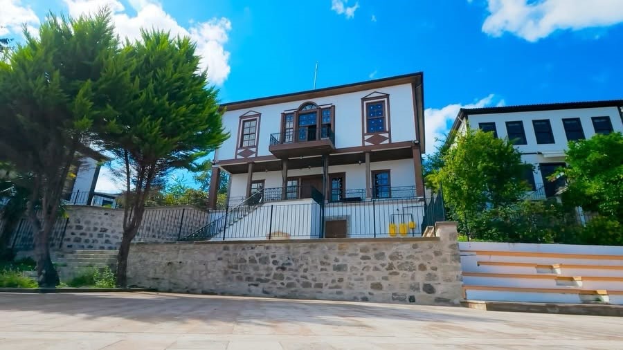 GİRESUN’UN TARİHİ ZEYTİNLİK SEMTİNDE YER ALAN NECATİBEY KONAĞI, GİRESUN İL ÖZEL İDARESİ TARAFINDAN GERÇEKLEŞTİRİLEN RESTORASYON ÇALIŞMALARIYLA YENİDEN ŞEHRİN KÜLTÜREL MİRASINA KAZANDIRILDI.
