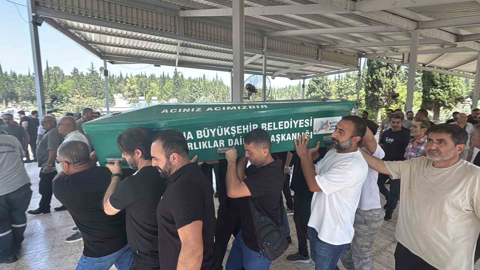 ADANA’DA ALACAK VERECEK MESELESİ YÜZÜNDEN ÇIKAN KAVGADA SİLAHLA VURULARAK ÖLDÜRÜLEN BABA VE OĞLUNUN CENAZESİ DEFNEDİLDİ. OLAYDAN YARALI KURTULAN ANNE İSE CENAZE TÖRENİNE TEKERLEKLİ SANDALYEYLE KATILDI.