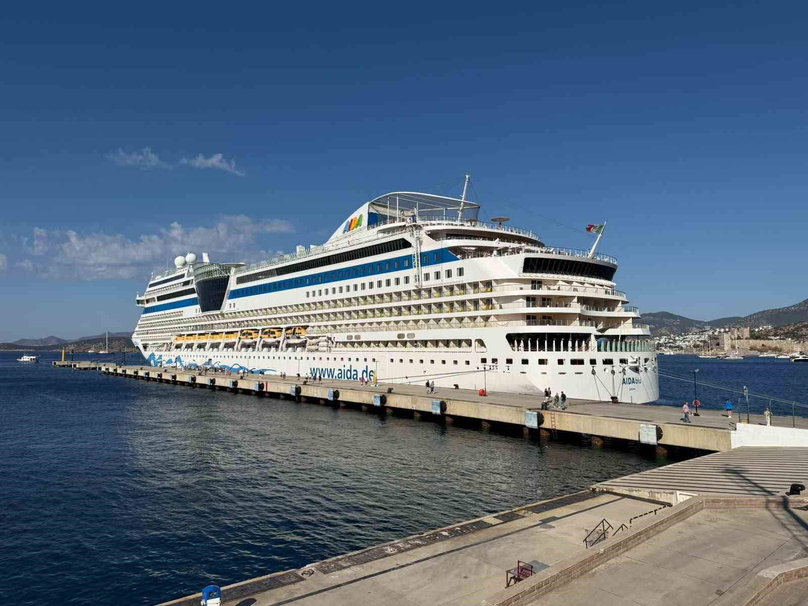 İTALYA BAYRAKLI "AIDABLU" ADLI KRUVAZİYER, 2 BİN 243 YOLCUSUYLA BODRUM’A GELDİ.