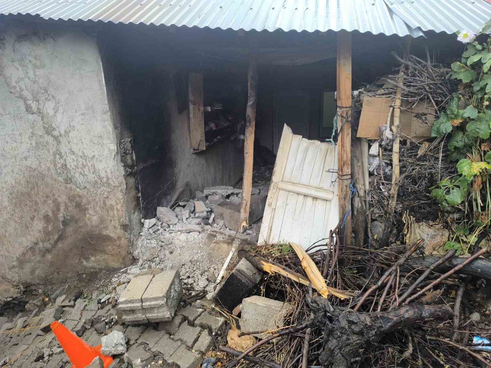 ÇATAK İLÇESİNDE ETKİLİ OLAN YAĞMURUN ARDINDAN YAMAÇTAN KOPAN KAYA PARÇASI BİR EVİN ÜZERİNE DÜŞTÜ.