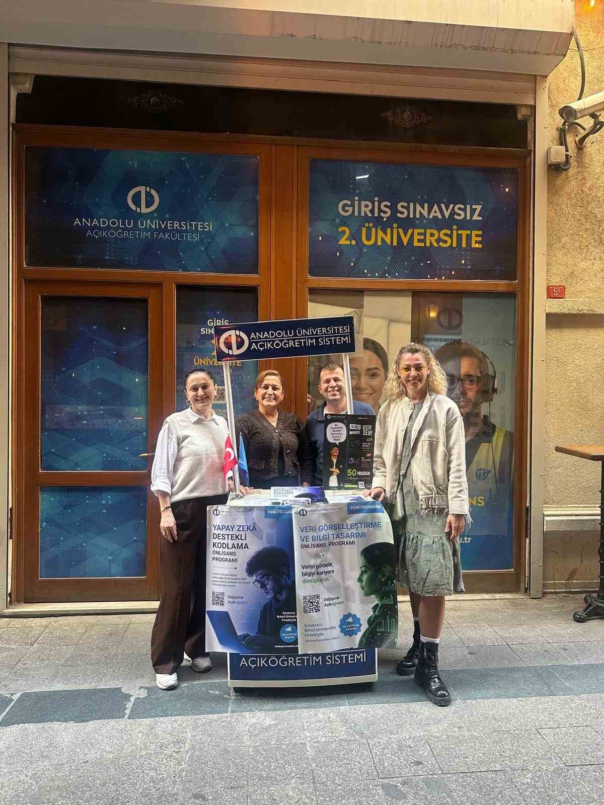 ANADOLU ÜNİVERSİTESİ İSTANBUL TANITIM OFİSİ, YENİ EĞİTİM PROGRAMLARI VE İKİNCİ ÜNİVERSİTE FIRSATLARINI DAHA GENİŞ KİTLELERE ULAŞTIRMAK AMACIYLA İSTİKLAL CADDESİ'NDE TANITIM STANDI AÇARAK VATANDAŞLARLA BİR ARAYA GELDİ.