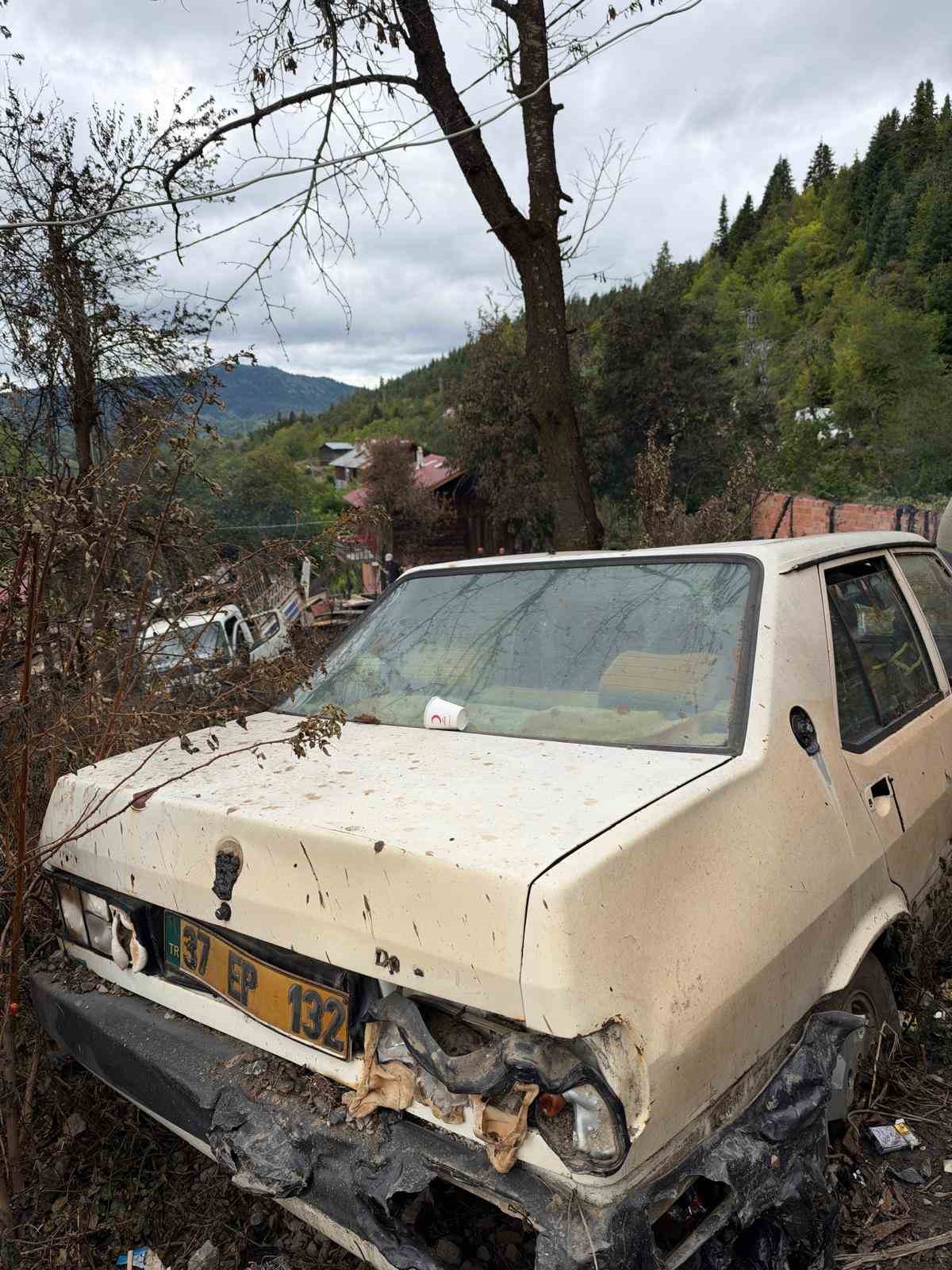 KASTAMONU'NUN İNEBOLU İLÇESİNDE 11 EVİN YANDIĞI KÖYDE İNEBOLU KAYMAKAMLIĞI VE İL ÖZEL İDARESİ EKİPLERİNCE SOĞUTMA VE ENKAZ KALDIRMA ÇALIŞMALARI DEVAM EDİYOR.