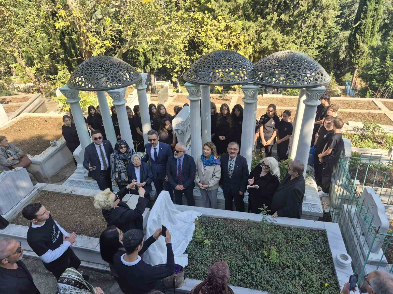 TÜRK MÜZİĞİNİN "SANAT GÜNEŞİ" ZEKİ MÜREN, ÖLÜMÜNÜN 30. YILINDA MEMLEKETİ BURSA’DA KABRİ BAŞINDA ANILDI. EMİR SULTAN MEZARLIĞI’NDA DÜZENLENEN TÖRENE AİLESİ, SEVENLERİ, VAKIF TEMSİLCİLERİ VE ÖĞRENCİLER KATILDI. MÜREN İÇİN DÜZENLENEN ANMA PROGRAMI, AKŞAM NÜKHET DURU’NUN DA SAHNEYE ÇIKACAĞI ÖZEL KONSERLE DEVAM EDECEK.
