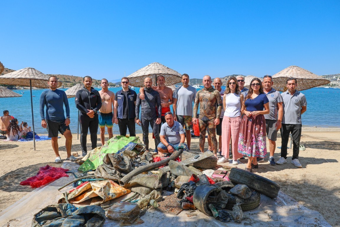 GÜMBET’TE DENİZ DİBİNDEN 310 KİLOGRAM ATIK ÇIKTI