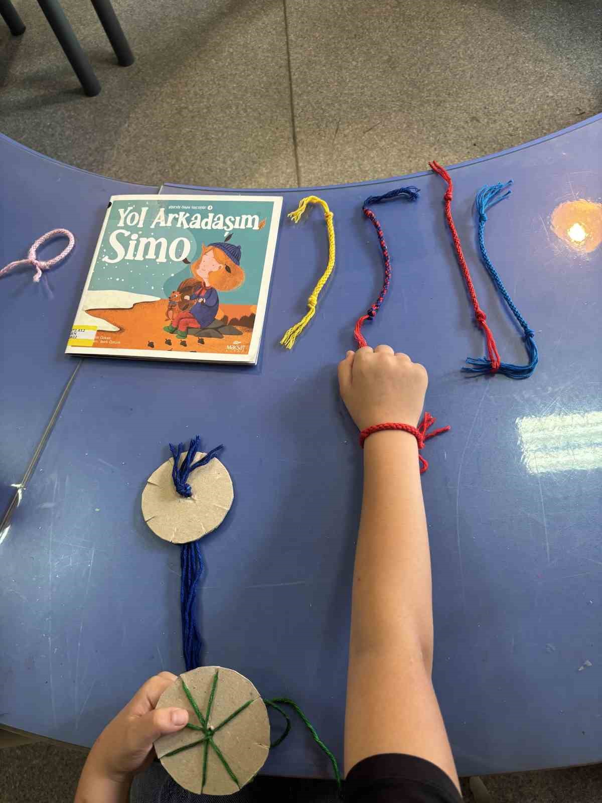 AYDIN İL HALK KÜTÜPHANESİ TARAFINDAN DÜZENLENEN KİTAP ETKİNLİKLERİ KAPSAMINDA ÇOCUKLAR, AYDIN ÇOCUK VE GENÇLİK KÜTÜPHANESİ’NDE BİR ARAYA GELDİ. ETKİLEŞİMLİ KİTAP OKUMA ETKİNLİĞİNE KATILAN ÇOCUKLAR, ARDINDAN ARKADAŞLIK BİLEKLİKLERİ TASARLAYARAK HEM EĞLENDİ HEM DE BİRLİKTE ÜRETMENİN KEYFİNİ YAŞADI.