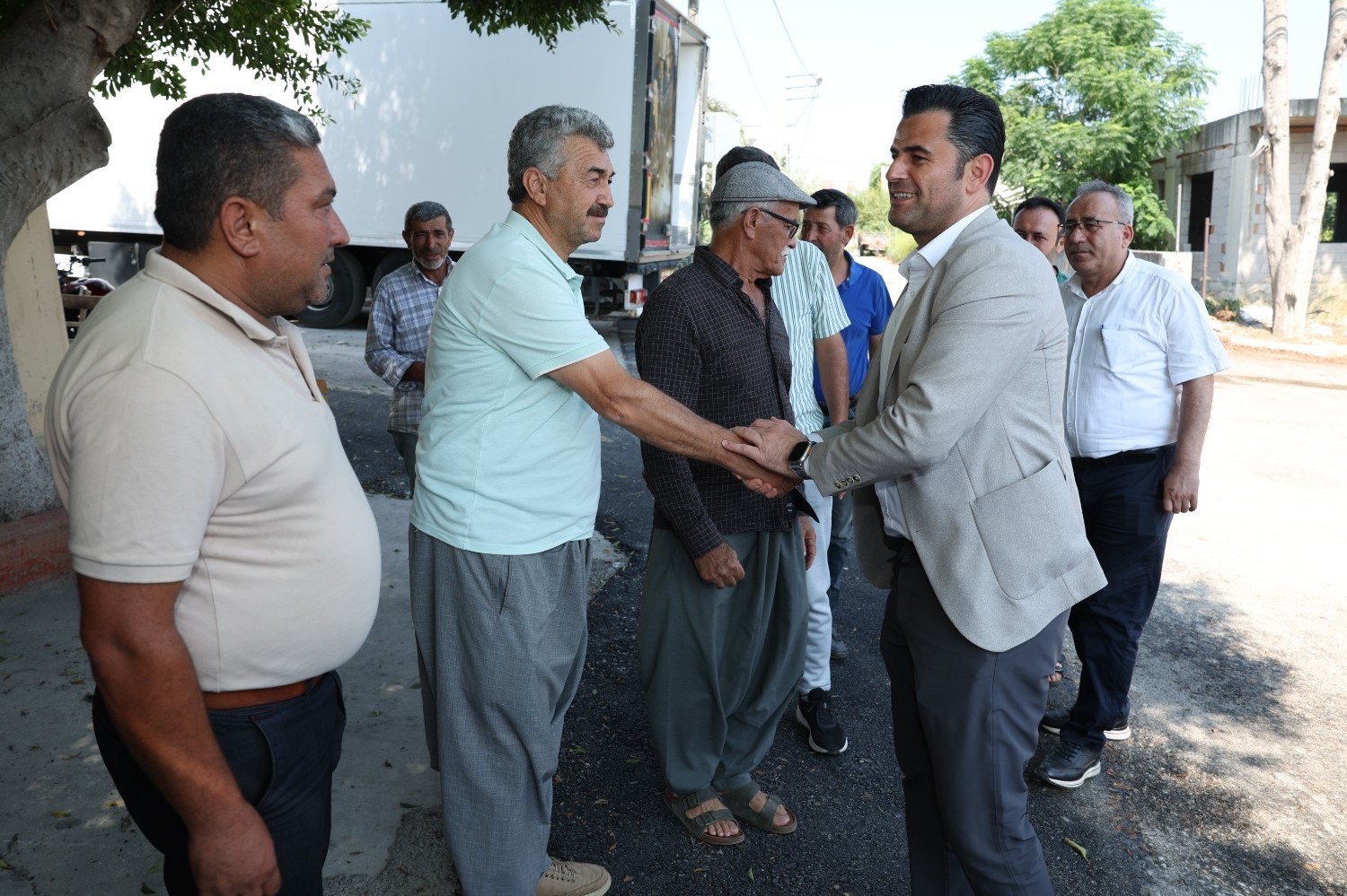 AKDENİZ KAYMAKAMI VE BELEDİYE BAŞKAN VEKİLİ MURAT BEŞİKCİ, CİVANYAYLAĞI MAHALLESİ’NDE ESNAF, ÜRETİCİ, BESİCİ VE VATANDAŞLARLA BİR ARAYA GELEREK BÖLGENİN SORUN VE TALEPLERİNİ DİNLEDİ.