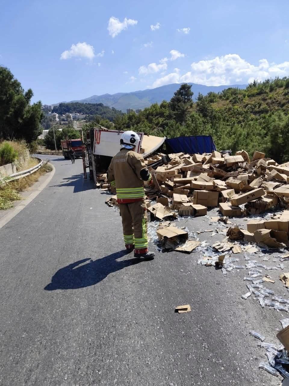 BELEN-İSKENDERUN GÜZERGAHINDA MEYDANA GELEN TRAFİK KAZASINA EKİPLERİN MÜDAHALESİNDEN GÖRÜNTÜ.