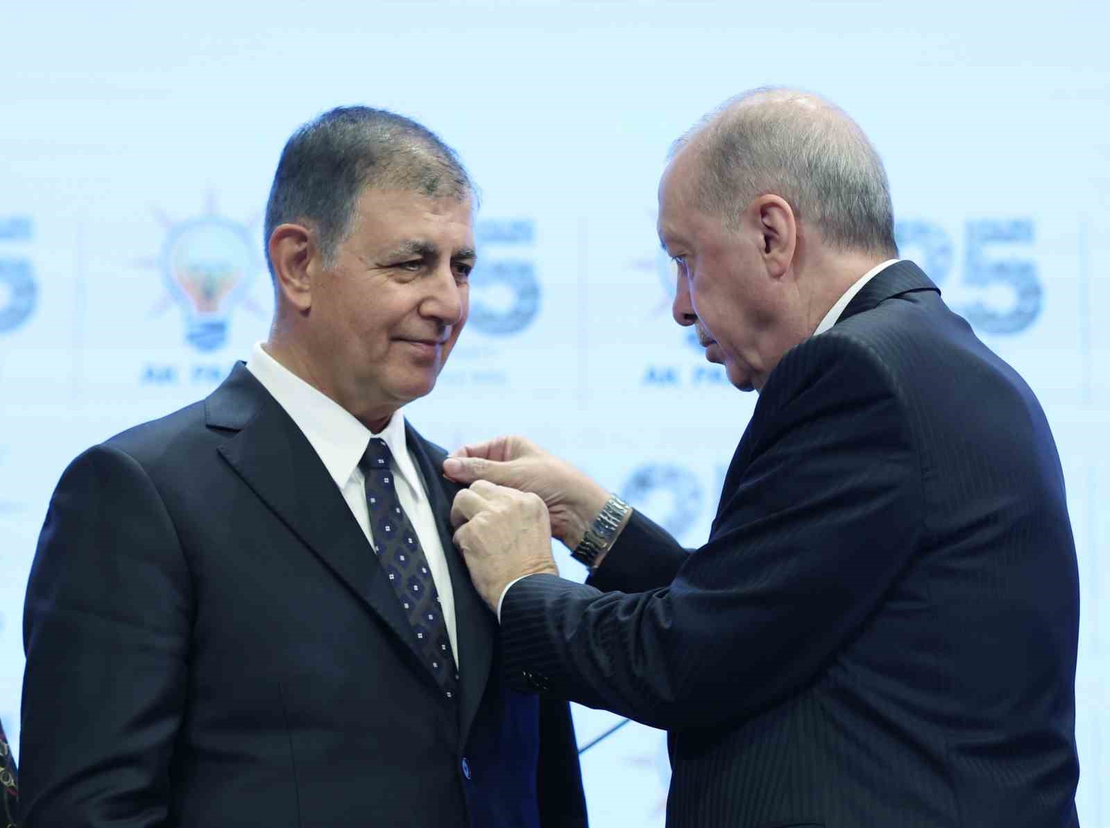 CUMHURBAŞKANI ERDOĞAN, AK PARTİ'YE KATILAN İZMİR BÜYÜKŞEHİR BELEDİYE BAŞKANI CEMİL TUGAY'A PARTİ ROZETİNİ TAKTI.