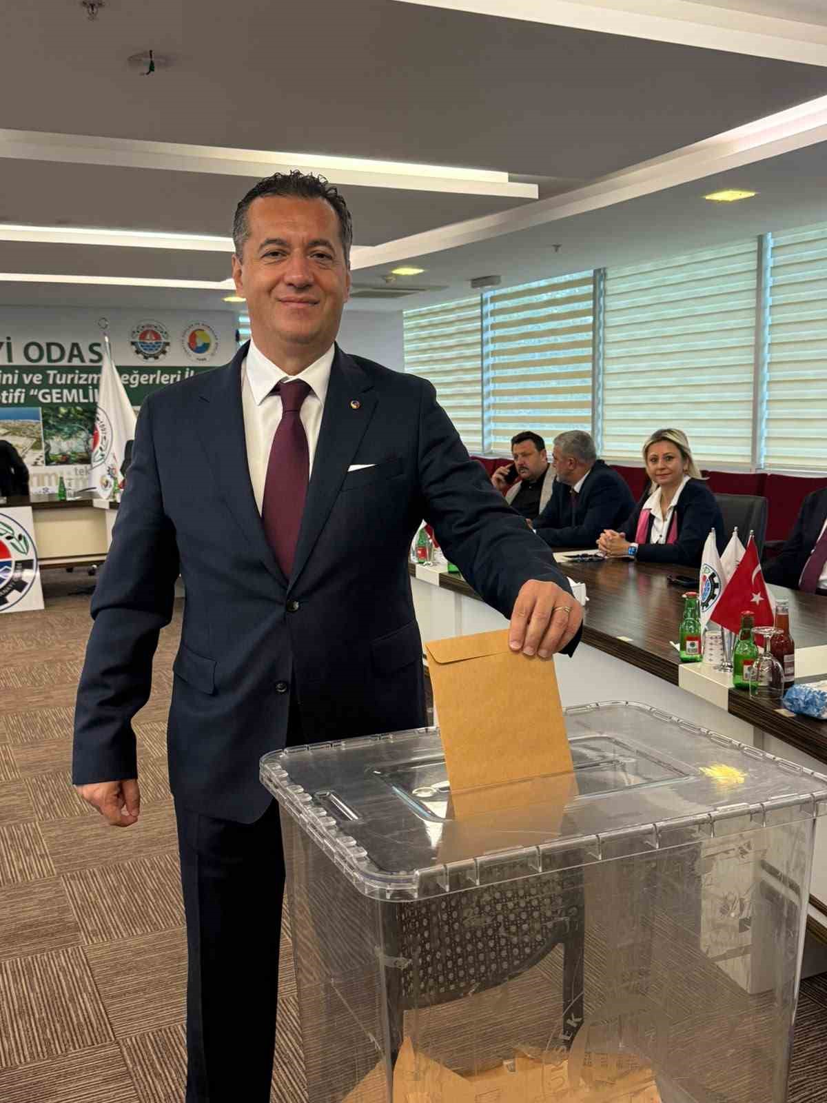 GEMLİK TİCARET VE SANAYİ ODASI'NIN OLUŞAN YENİ MECLİSİ YÖNETİM KURULUNU BELİRLEDİ. ODA MECLİS SALONUNDA YAPILAN SEÇİMLERDE 19 MECLİS ÜYESİNE SAHİP HAMALOĞLU’NUN LİSTESİNDE  POLAT AKCAN, ERCÜMENT TÜRKER, ERKAN KAVLAK, FATİH AYVAZ, HACI ÖRNEK, NİHAT BALKAN’DAN OLUŞAN LİSTE 19 OY ALIRKEN, ALPASLAN EKER’İN LİSTESİ 8 OY OLDU. YÖNETİM KURULU SEÇİMLERİNİN ARDINDAN EN YAŞLI ÜYE İBRAHİM DEMİR BAŞKANLIĞINDA YAPILAN MECLİS BAŞKANLIĞI  SEÇİMLERİNDE DE HAMALOĞLU’NUN LİSTESİNDE. NURETTİN HOCAOĞLU BAŞKAN SEÇİLDİ. MECLİS BAŞKAN VEKİLLİKLERİNE DE ERGİN ERENOĞLU VE ALİ TİTİZ SEÇİLİRKEN MECLİS KATİPLİĞİNE DE ALPER BULUK SEÇİLDİ. GTSO'NA BAŞKAN SEÇİLEN HASAN HAMALOĞLU, KAZANAN GEMLİK OLDU MOTTOSUNA VURGU YAPARAK "GEMLİK İÇİN BİRBİRİNDEN DEĞERLİ MECLİS ÜYESİ ARKADAŞLARIMIZLA ÇALIŞMAYA DEVAM EDECEĞİZ" DEDİ.