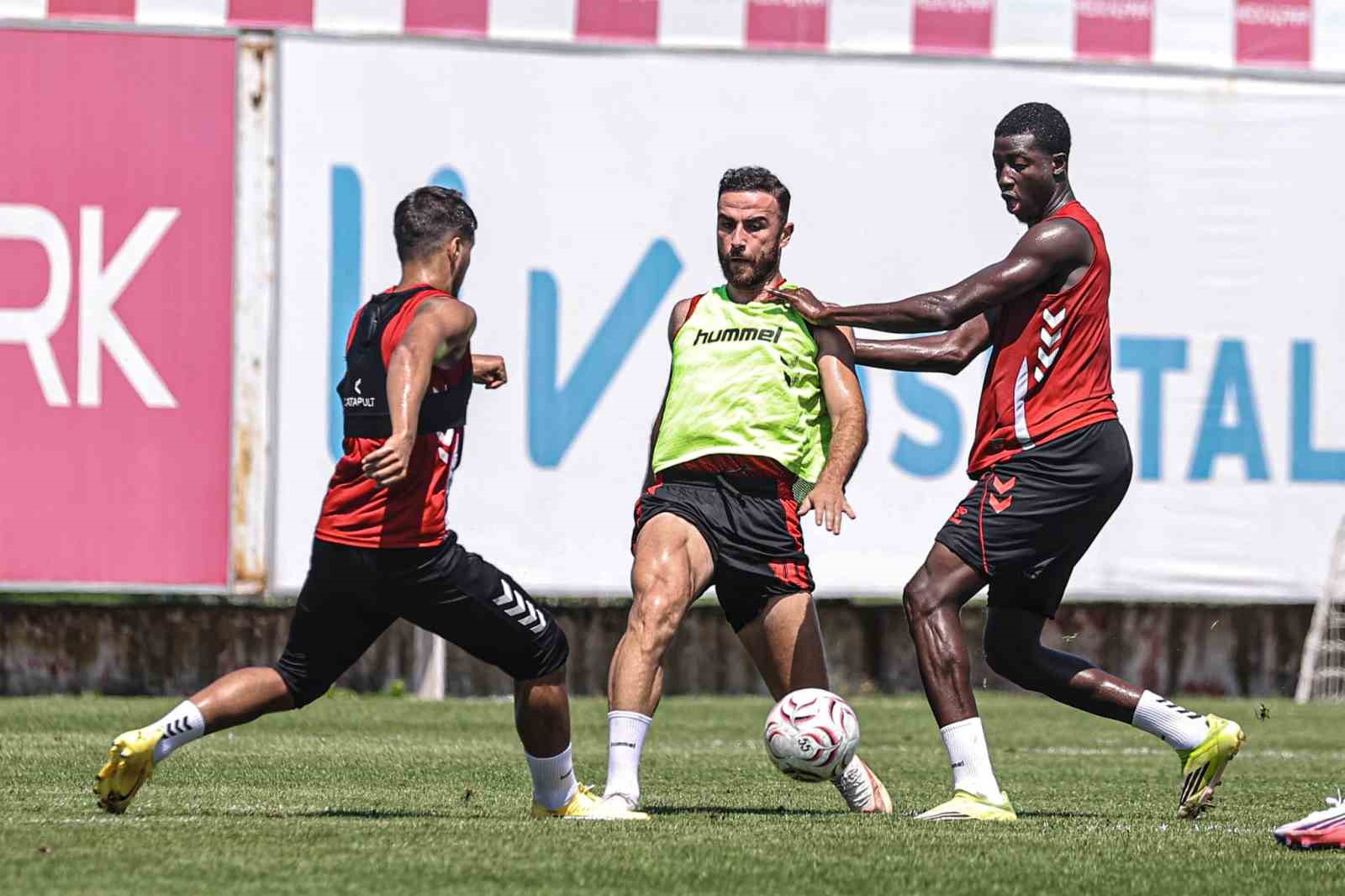 SÜPER LİG EKİPLERİNDEN SAMSUNSPOR, LİGİN İKİNCİ HAFTASINDA OYANACAĞI ÇAYKUR RİZESPOR MÜCADELESİNE TEKNİK DİREKTÖR THORSTEN FİNK YÖNETİMİNDE GERÇEKLEŞTİRDİĞİ ANTRENMANLA SÜRDÜRDÜ.