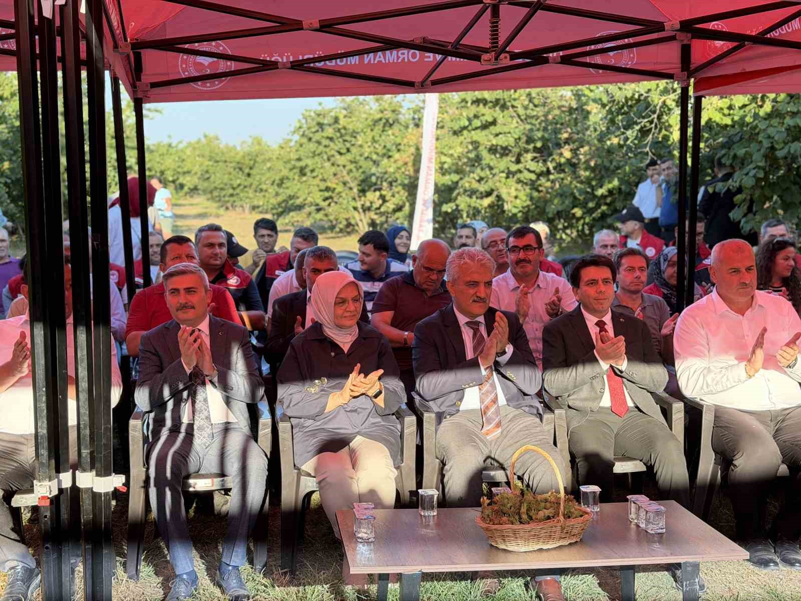 DÜZCE MİLLETVEKİLİ AYŞE KEŞİR (SOLDAN 2'İNCİ), DÜZCE VALİSİ MEHMET MAKAS(SOLDAN 3'ÜNCÜ) VE BERABERİNDEKİLER