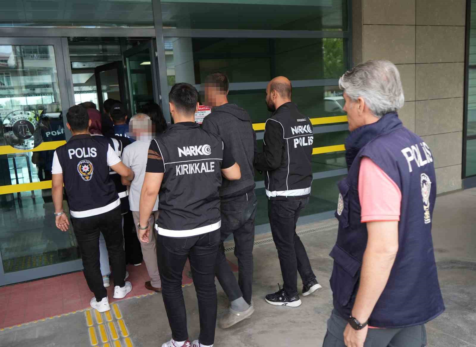 KIRIKKALE'DE 12 YIL ÖNCE ÖLDÜRÜLDÜKTEN SONRA CESEDİ 7 PARÇAYA AYRILARAK DERİN DONDURUCUDA SAKLANAN HÜSEYİN OKUMUŞOĞLU CİNAYETİNE İLİŞKİN YÜRÜTÜLEN SORUŞTURMADA HAKİM KARŞISINA ÇIKAN ŞÜPHELİLERDEN 13'Ü TUTUKLANIRKEN, 3'Ü ADLİ KONTROL ŞARTIYLA SERBEST BIRAKILDI.