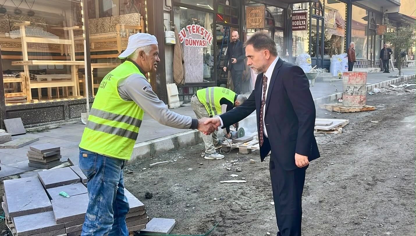 YAKUTİYE BELEDİYE BAŞKANI MAHMUT UÇAR, İLÇE GENELİNDE YÜRÜTÜLEN ALTYAPI VE ÜSTYAPI ÇALIŞMALARINI YAKINDAN TAKİP ETMEYİ SÜRDÜRÜYOR. BAŞKAN UÇAR, BU KAPSAMDA BAT PAZARI CADDESİ’NDE BELEDİYE EKİPLERİ TARAFINDAN GERÇEKLEŞTİRİLEN ÇALIŞMALARI YERİNDE İNCELEYEREK BÖLGE ESNAFIYLA BİR ARAYA GELDİ.