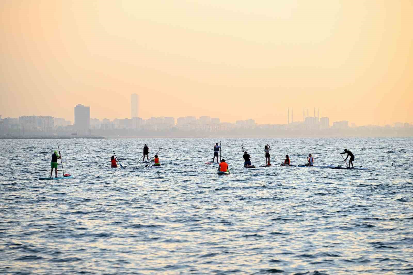 MERSİN’DE ÜCRETSİZ SU SPORLARI EĞİTİMLERİNİN VERİLDİĞİ BABİL SU SPORLARI MERKEZİ, KANO, SUP VE ÇOCUK YELKEN BRANŞLARINDA VATANDAŞLARI DENİZLE BULUŞTURUYOR.